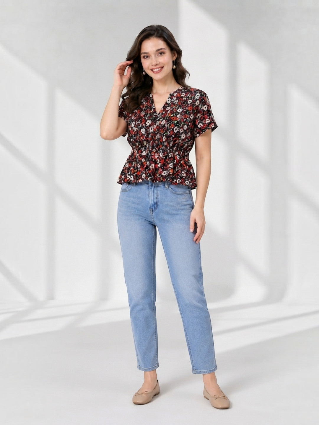 Floral print peplum top with V-neck and short sleeves, paired with light blue jeans for women's fashion