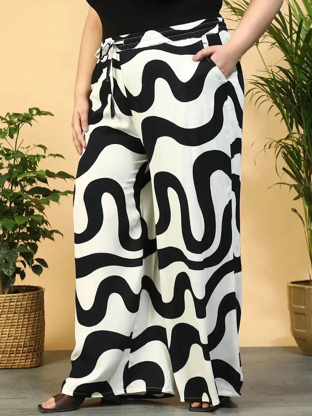 off-white-flared-elasticated-waist-tie-up-detail-side-pockets-plus-size-women-pant