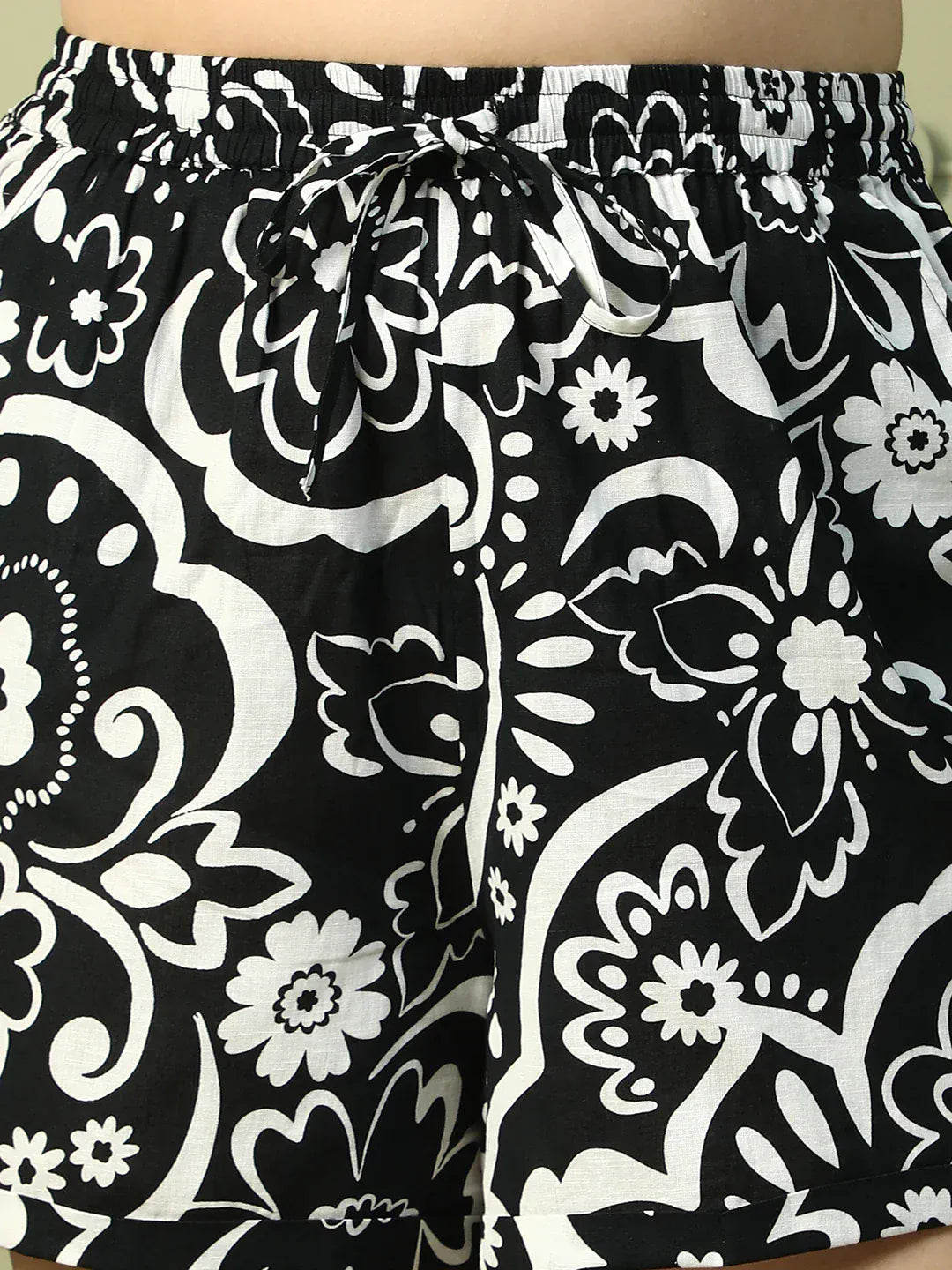 Plus size black floral print cotton shorts with tie-up waist, photo 3