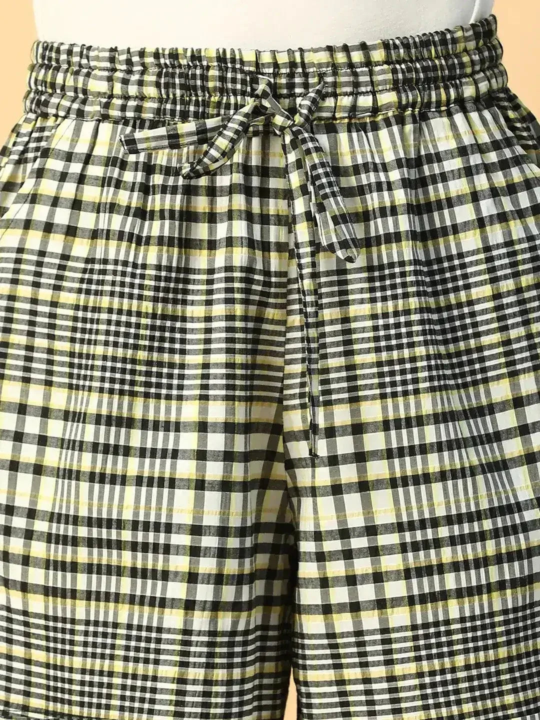 Crisp Black Check Print Elasticated With Tie-Up String Women Seasucker Shorts - oxolloxo