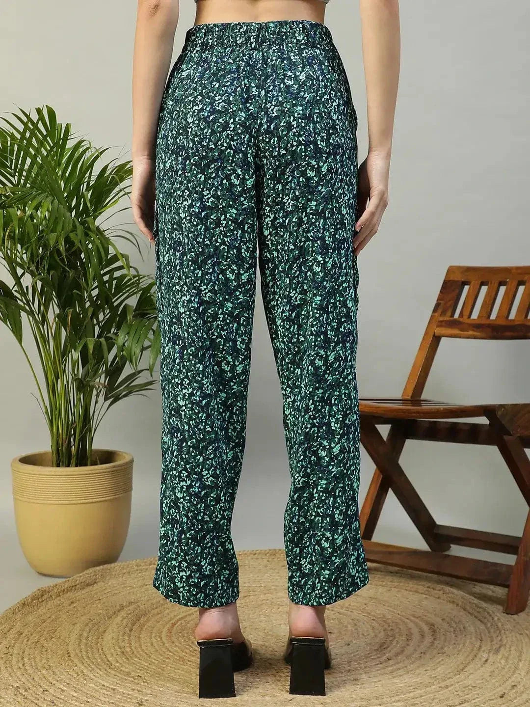 Trendy Blue Floral Print Elasticated Crargo Style Women Pant - oxolloxo