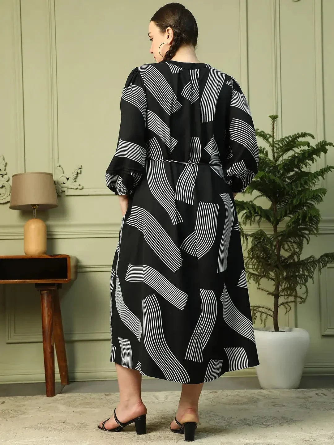 Effortless Black Printed Long Sleeve Women Plus Size Maxi Dress With Waist Tie-Up Belt - oxolloxo