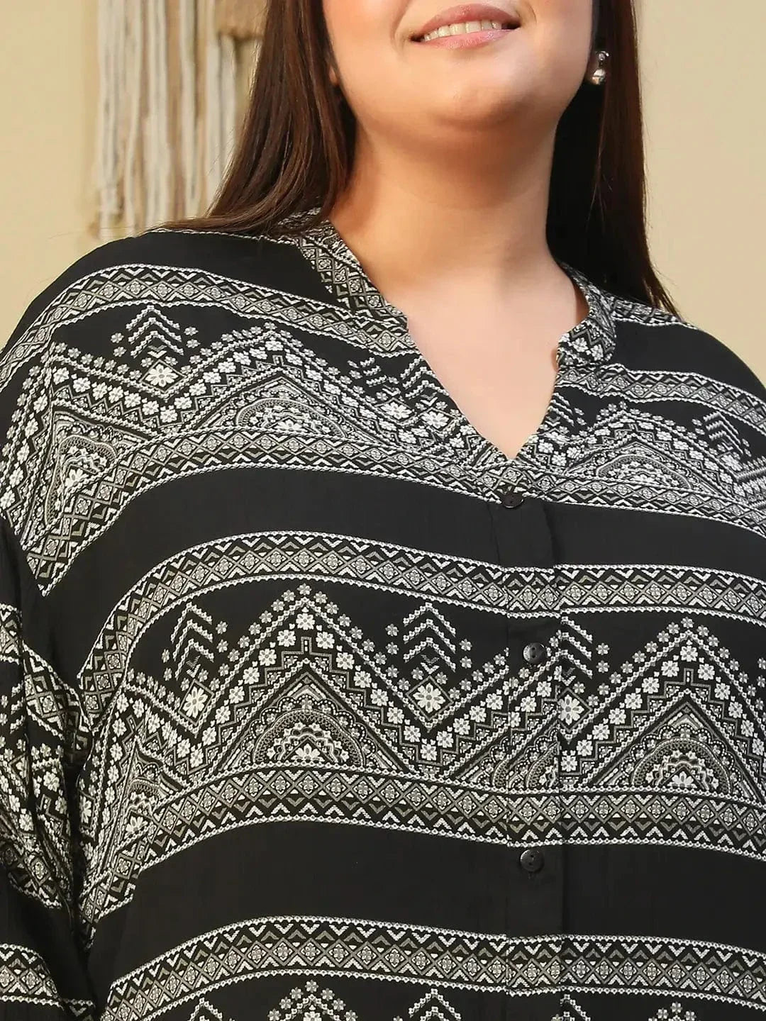 Plus size black abstract print rayon crepe tunic with V-neck, photo 2
