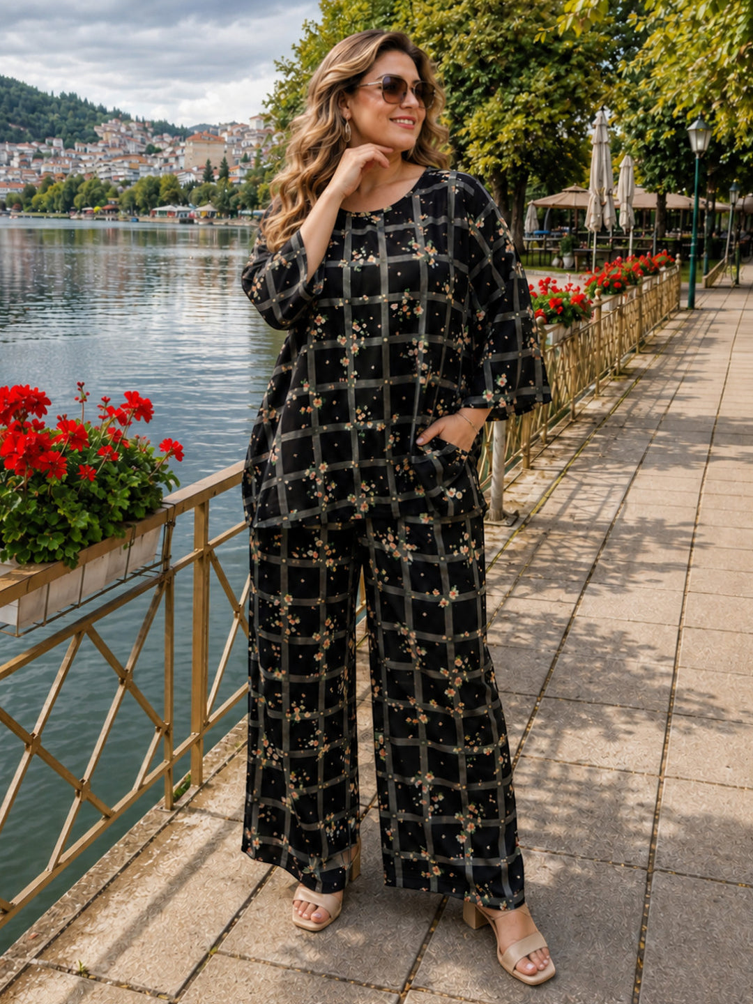 Elasticated waistband and pocket detail on plus size co-ord pants