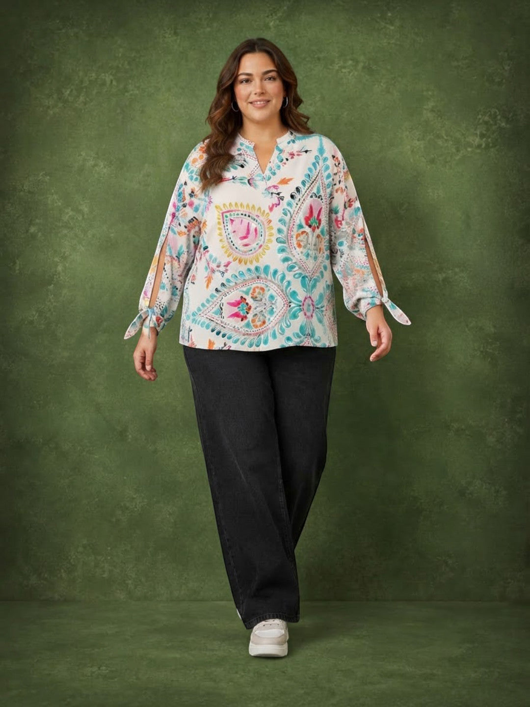 Tie-up wrist detail on plus size floral top