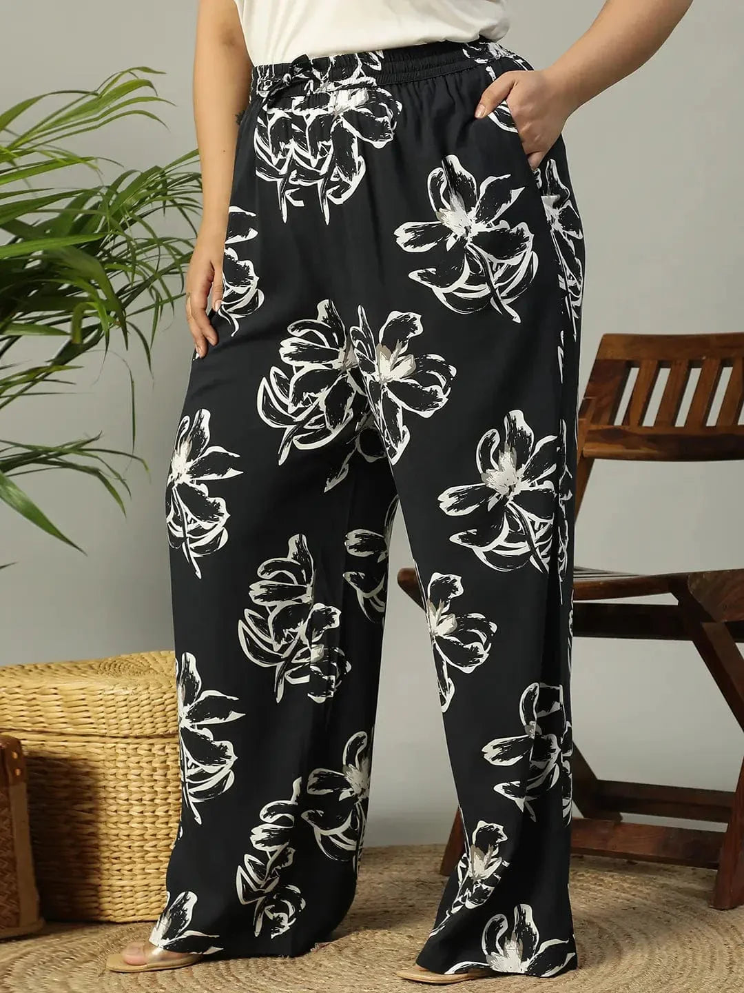 Plus size black floral print viscose pants with tie-knot waist, photo 3
