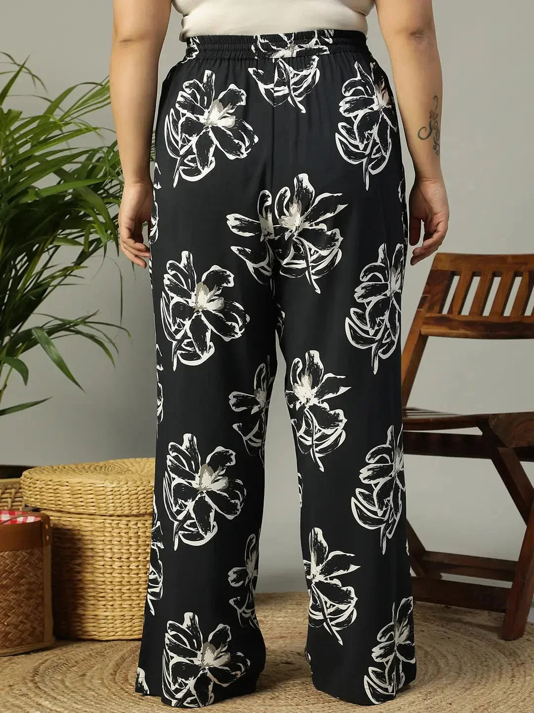 Plus size black floral print viscose pants with tie-knot waist, photo 5