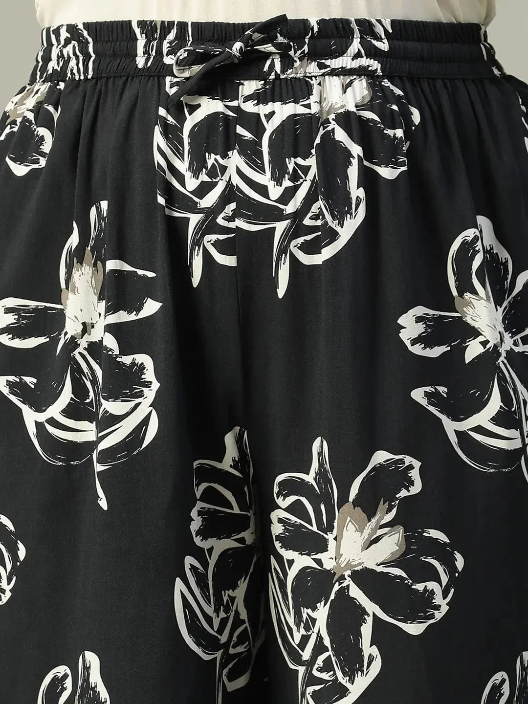 Plus size black floral print viscose pants with tie-knot waist, photo 6