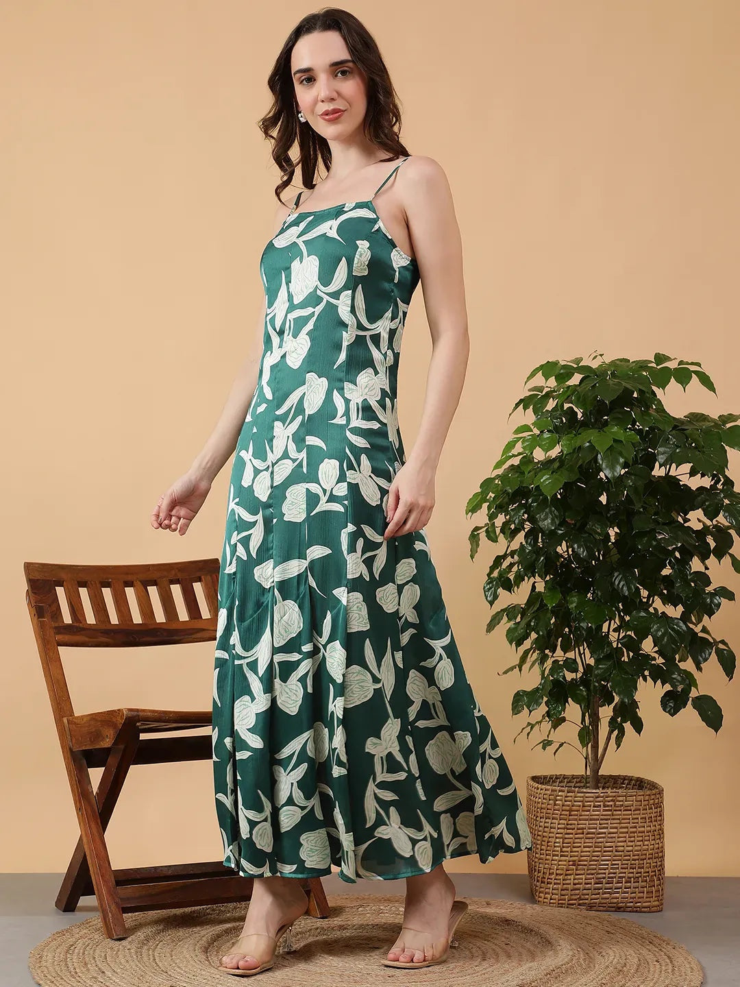 oxolloxo green floral print maxi dress with adjustable straps and square neck, made of polyester satin.